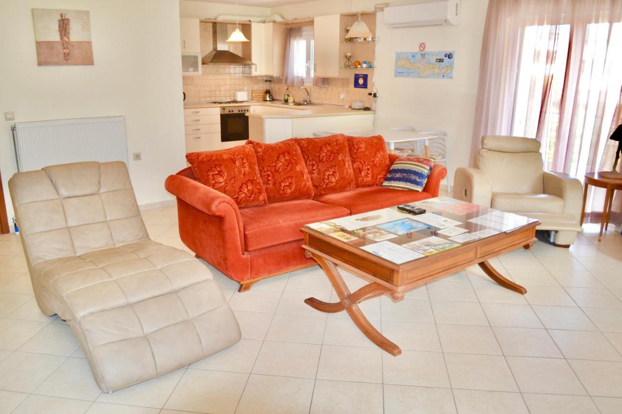 Giorgos Large Size Apartments -Family Friendly With Free Parking And Yard Views Ираклио Екстериор снимка