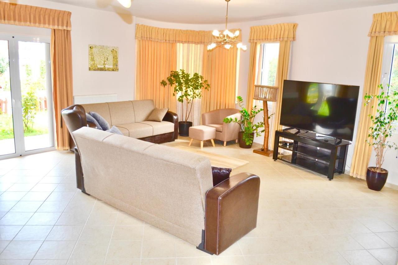 Giorgos Large Size Apartments -Family Friendly With Free Parking And Yard Views Ираклио Екстериор снимка