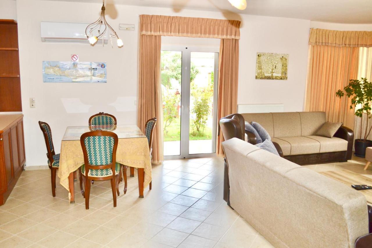 Giorgos Large Size Apartments -Family Friendly With Free Parking And Yard Views Ираклио Екстериор снимка