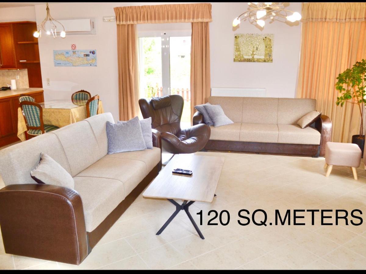 Giorgos Large Size Apartments -Family Friendly With Free Parking And Yard Views Ираклио Екстериор снимка